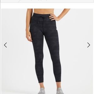 Vuori daily leggings in black camo